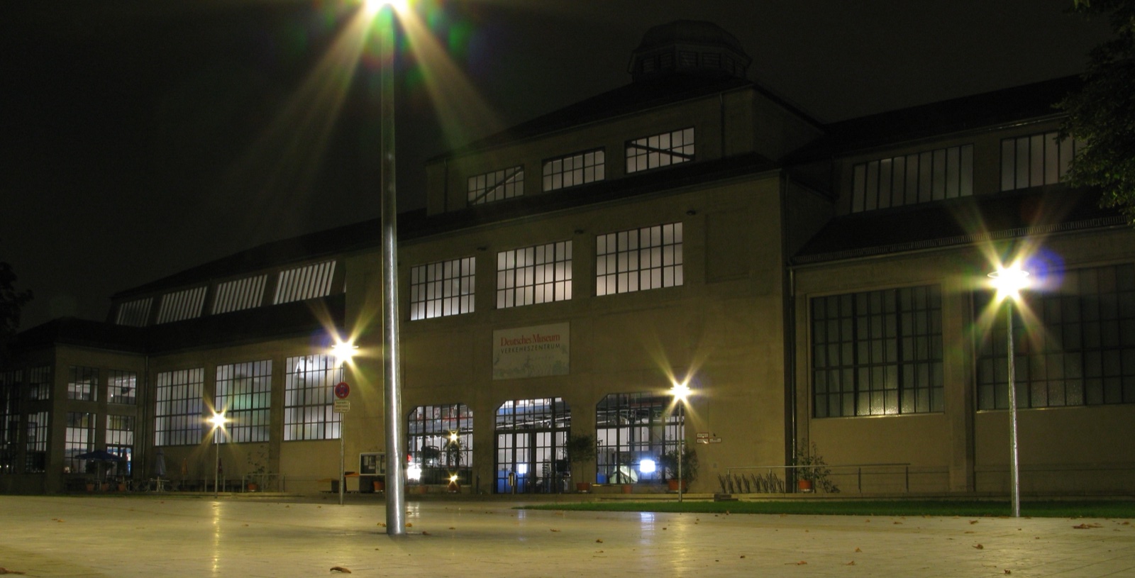 Deutsches Museum Verkehrszentrum entrance at night, 2008
